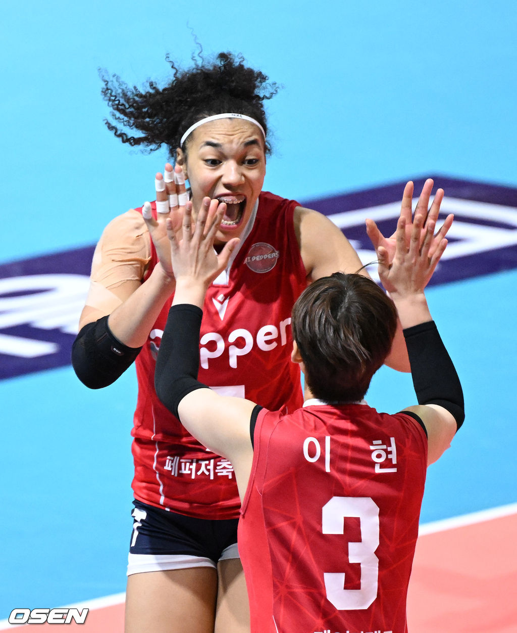 18일 오후 광주 페퍼스타디움에서 프로배구 도드람 2021-2022 V리그 여자부 페퍼저축은행과 IBK기업은행의 경기가 열렸다.3세트 페퍼저축은행 엘리자벳이 이현화 환호하고 있다. 2022.01.18 /sunday@osen.co.kr