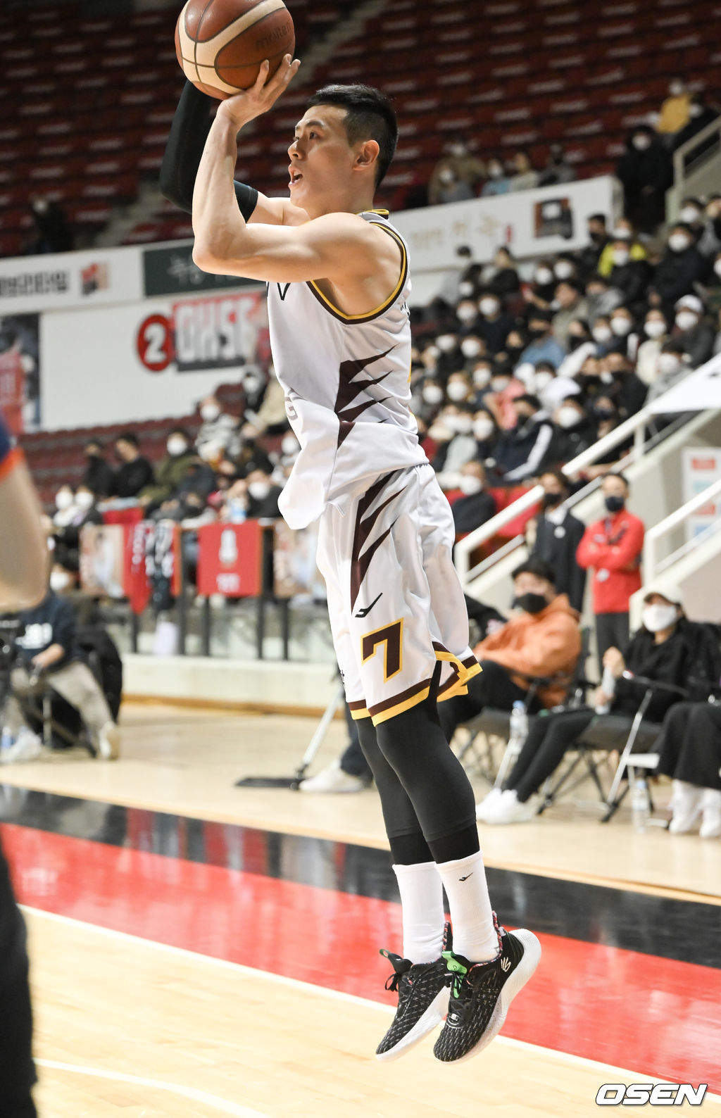 1쿼터 LG 이관희가 3점슛을 성공시키고 있다. 2022.01.18 / soul1014@osen.co.kr