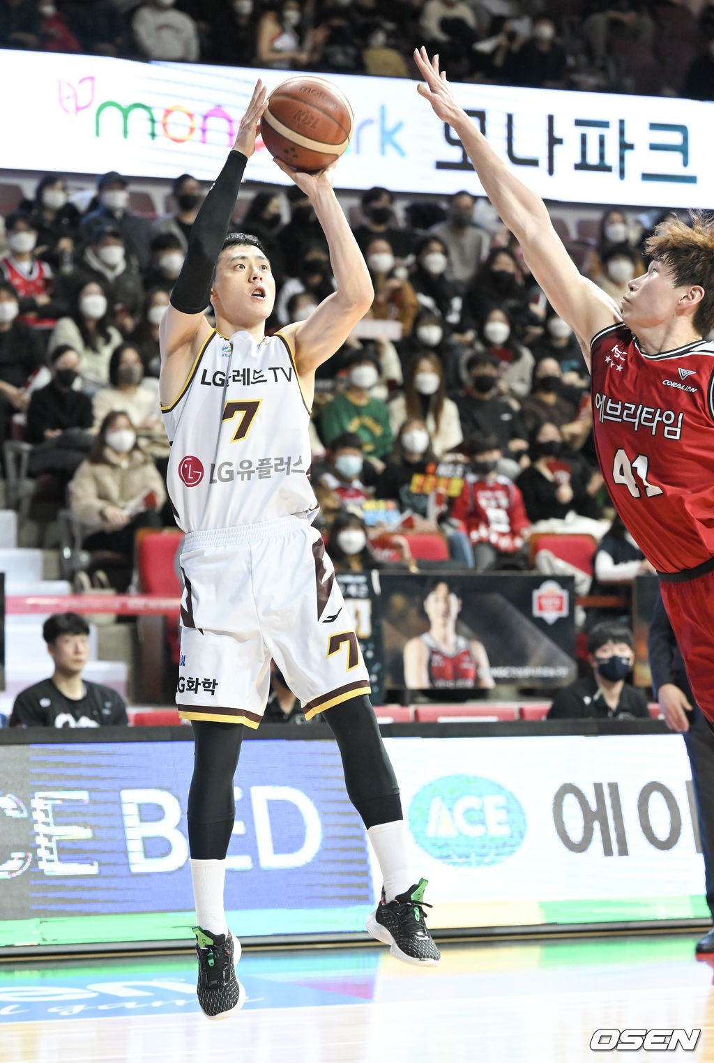 18일 경기도 안양시 안양실내체육관에서 '2021-2022 KGC인삼공사 정관장 프로농구' 안양 KGC와 창원 LG의 경기가 진행됐다.2쿼터 LG 이관희가 페이드어웨이슛을 시도하고 있다. 2022.01.18 / soul1014@osen.co.kr