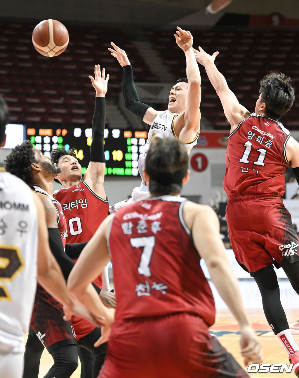 1쿼터 LG 이관희가 패스 시도하고 있다. 2022.01.18 / soul1014@osen.co.kr