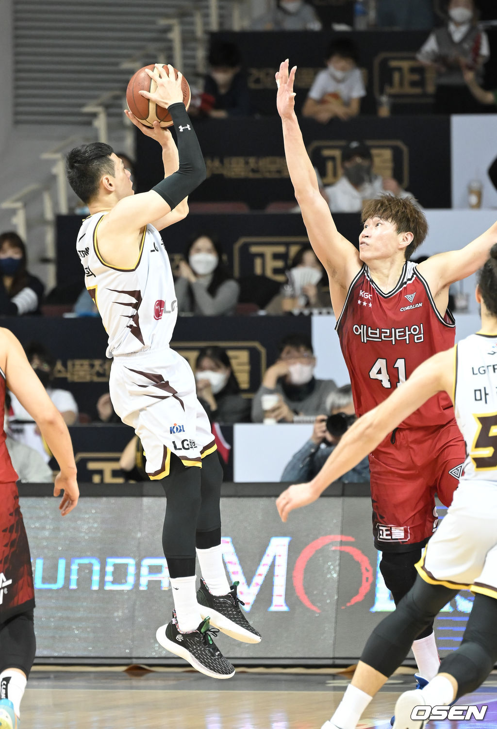 4쿼터 38.3초를 남겨놓고 LG 이관희가 역전 미들슛을 넣고 있다. 2022.01.18 / soul1014@osen.co.kr