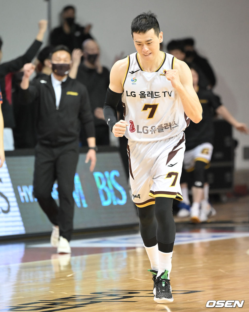 4쿼터 38.3초를 남겨놓고 LG 이관희가 역전 미들슛을 넣은뒤 기뻐하고 있다. 2022.01.18 / soul1014@osen.co.kr