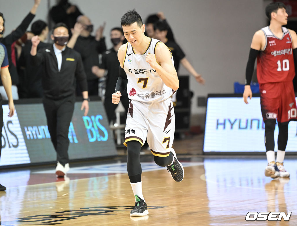 4쿼터 역전슛을 성공시킨 이관희가 득점 후 기뻐하고 있다. 2022.01.18 / soul1014@osen.co.kr