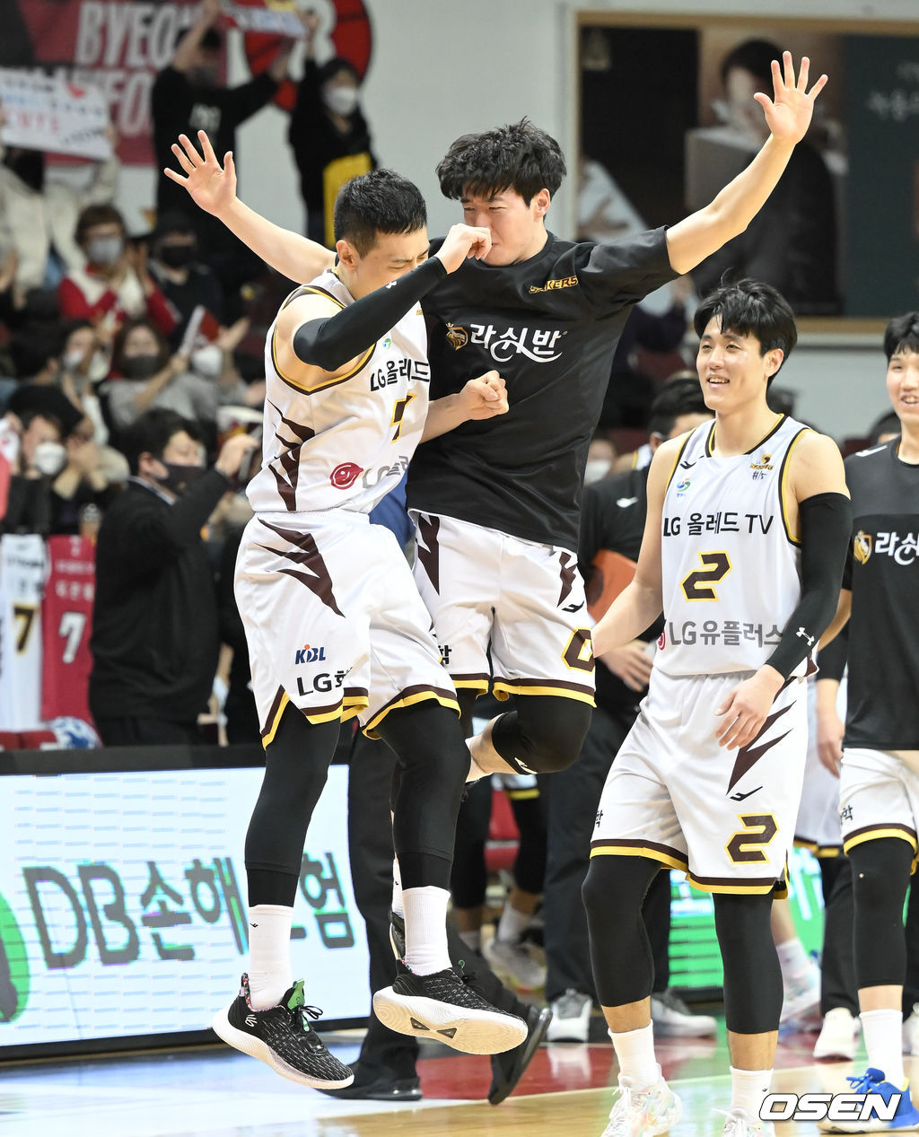 4쿼터 38.3초를 남겨놓고 LG 이관희가 역전 미들슛을 넣은뒤 기뻐하고 있다. 2022.01.18 / soul1014@osen.co.kr