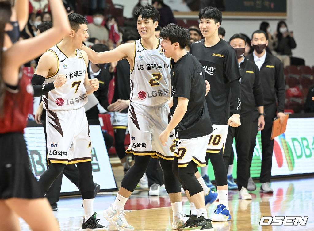 4쿼터 역전슛을 성공시킨 이관희가 득점 후 동료들과 기뻐하고 있다. 2022.01.18 / soul1014@osen.co.kr