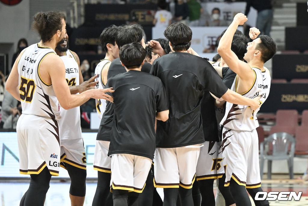 경기종료 후 LG 선수들이 승리의 기쁨을 나누고 있다. 2022.01.18 / soul1014@osen.co.kr