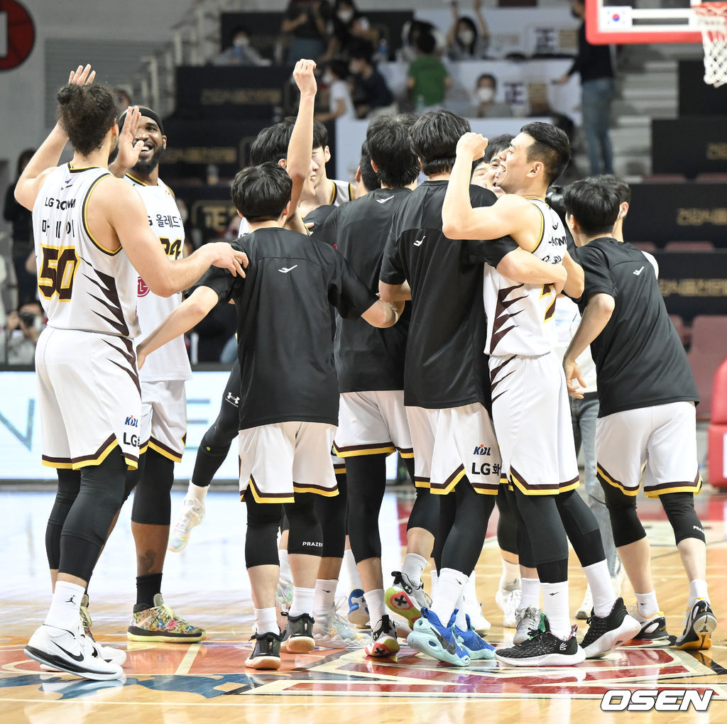경기종료 후 LG 선수들이 승리의 기쁨을 나누고 있다. 2022.01.18 / soul1014@osen.co.kr