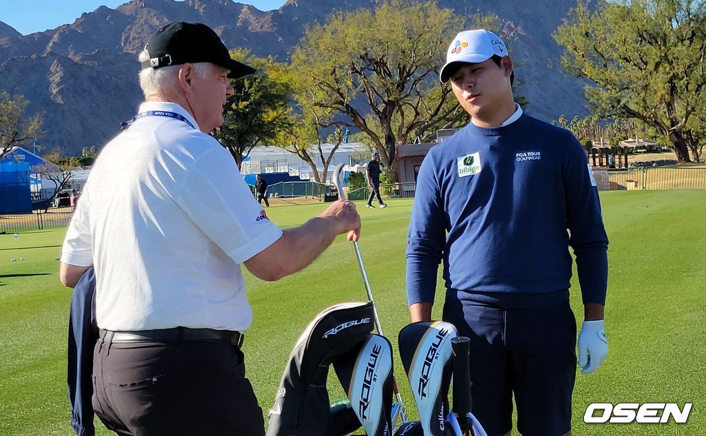 [OSEN=라킨타(미 캘리포니아주), 이사부 통신원] 김시우가 19일(한국시간) 캘리포니아주 라킨타의 PGA 웨스트에서 벌어지는 아메리칸 익스프레스를 앞두고 치핑 연습장에서 자신의 웨지를 직접 제작해 준 캘러웨이사의 유명 웨지 제작자인 로저 클리블랜드와 대화를 나누고 있다.