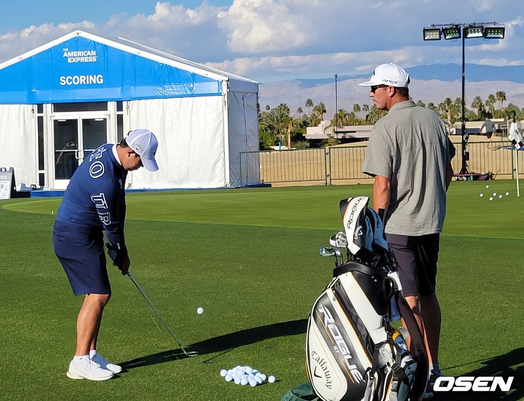 [OSEN=라킨타(미 캘리포니아주), 이사부 통신원] 김시우가 19일(한국시간)  캘리포니아주 라킨타의 PGA 웨스트에서 열리는 아메리칸 익스프레스를 앞두고 치핑 연습장에서 칩샷을 조율하고 있다.