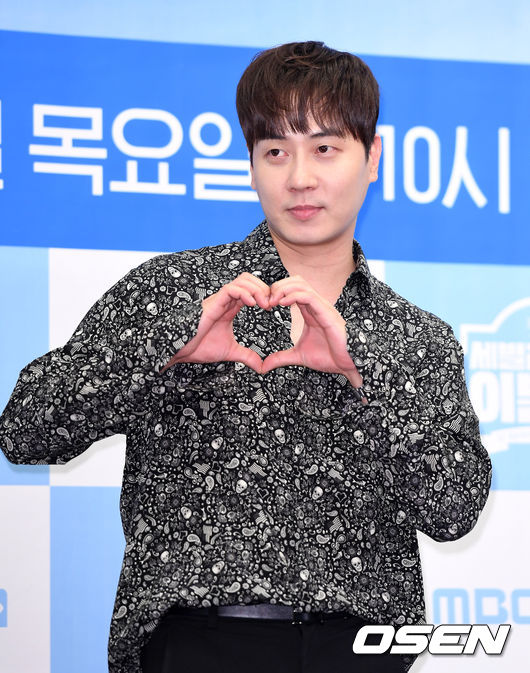 11일 오후 서울 마포구 스탠포드호텔에서 MBC에브리원 '세빌리아의 이발사' 제작발표회가 열렸다.신화 앤디가 포토타임을 갖고 있다. /sunday@osen.co.kr