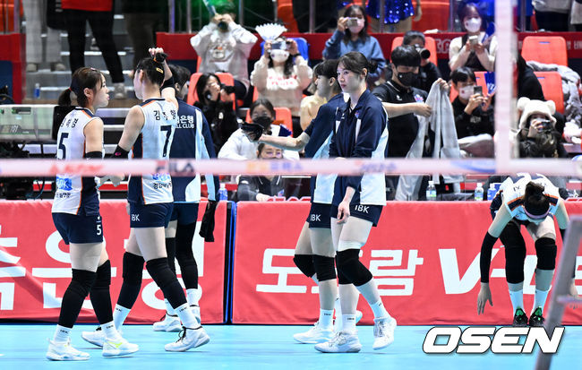 페퍼저축은행이 지긋지긋한 17연패를 끊었다. 창단 첫 셧아웃 승리로 70일 만에 환호했다. 페퍼저축은행은 18일 광주 페퍼스타디움에서 열린 도드람 2021~2022 V-리그 여자부 4라운드 경기에서 IBK기업은행을 세트 스코어 3-0(25-18 25-22 25-21) 셧아웃으로 제압했다. 광주 홈에서 12경기 만에 첫 승을 신고한 페퍼저축은행은 지난해 11월13일 현대건설전부터 이어진 17연패 늪에서 벗어났다. 지난해 11월9일 IBK기업은행전에서 창단 첫 승을 거둔 뒤 70일 만에 웃었다. 시즌 2승 모두 IBK기업은행 상대. 시즌 2승22패 승점 8점이 된 7위 페퍼저축은행은 6위 IBK기업은행(4승18패 승점11)과 격차를 3점 차이로 좁혔다.경기 종료 후 IBK기업은행 선수들이 패배에 아쉬워하고 있다. 2022.01.18 