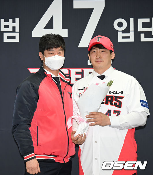 19일 오후 광주 기아챔피언스필드에서 자유계약선수(FA) 계약으로 팀에 합류한 나성범의 입단식이 열렸다.KIA 김종국 감독과 나성범이 기념촬영을 하고 있다. 2022.01.19 /sunday@osen.co.kr