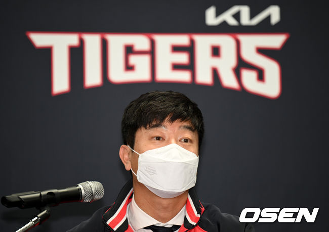 19일 오후 광주 기아챔피언스필드에서 자유계약선수(FA) 계약으로 팀에 합류한 나성범의 입단식이 열렸다.KIA 김종국 감독이 인터뷰를 하고 있다. 2022.01.19 