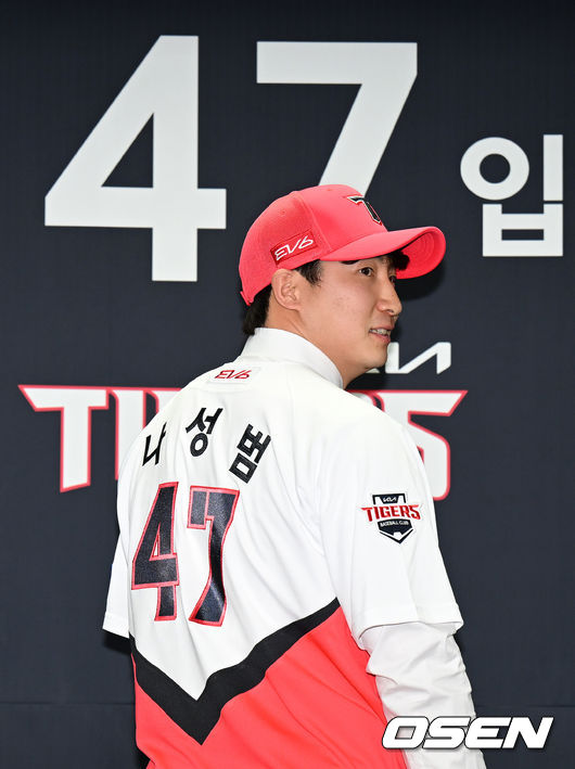 19일 오후 광주 기아챔피언스필드에서 자유계약선수(FA) 계약으로 팀에 합류한 나성범의 입단식이 열렸다.KIA 나성범이 기념촬영을 하고 있다. 2022.01.19