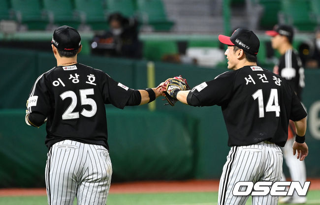 LG 이상호(왼쪽)와 서건창. /OSEN DB