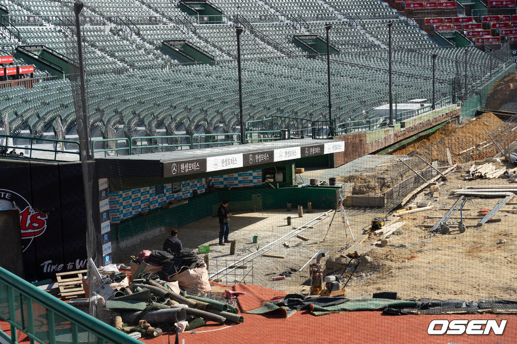 덕아웃 확장 공사 중인 사직구장 /OSEN DB