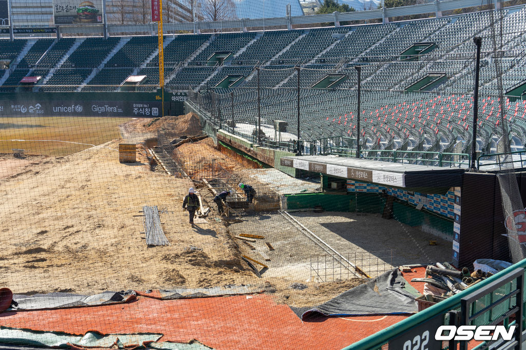 덕아웃 확장 공사 중인 사직구장 /OSEN DB