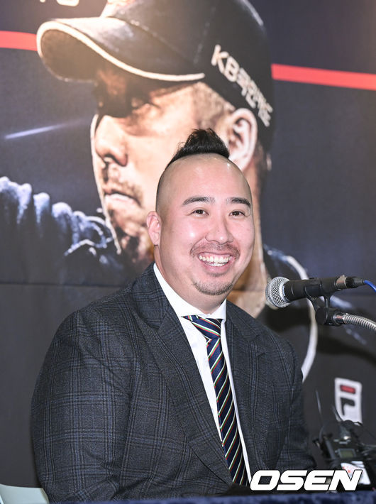 유희관이 미소 지으며 질문에 답하고 있다. 2022.01.20 / soul1014@osen.co.kr