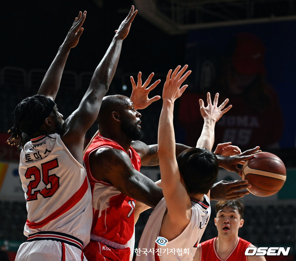 <이달의보도사진상 - 우수상>12월 24일 오후 경기도 고양실내체육관에서 '2021-2022 KGC인삼공사 정관장 프로농구' 정규리그 고양 오리온과 울산 현대모비스의 경기가 열렸다. 1쿼터 오리온 할로웨이가 현대모비스의 수비를 피해 패스를 하고 있다.<조은정기자/ 오 센/ 한국사진기자협회 - 무단전재 재배포금지>