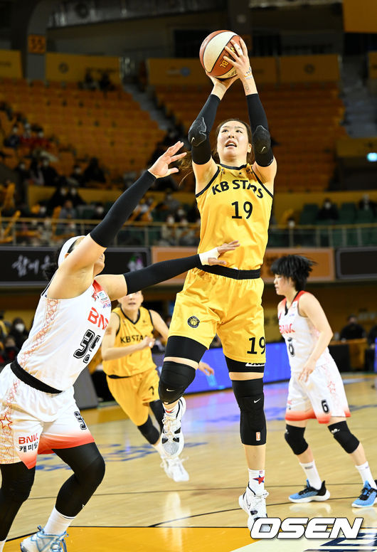 20일 오후 충북 청주체육관에서 ‘삼성생명 2021-2022 여자프로농구’ KB스타즈와 BNK 썸의 경기가 열렸다.2쿼터 KB스타즈 박지수가 슛을 시도하고 있다. 2022.01.20 /sunday@osen.co.kr