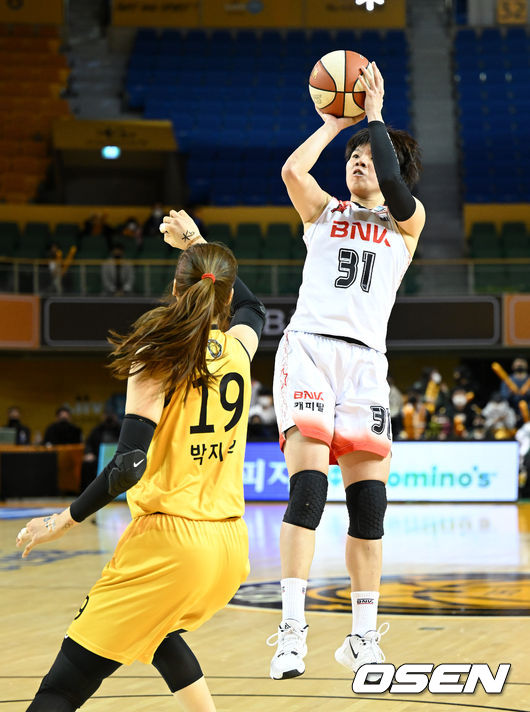 20일 오후 충북 청주체육관에서 ‘삼성생명 2021-2022 여자프로농구’ KB스타즈와 BNK 썸의 경기가 열렸다.3쿼터 BNK 썸 진안이 슛을 시도하고 있다. 2022.01.20 /sunday@osen.co.kr