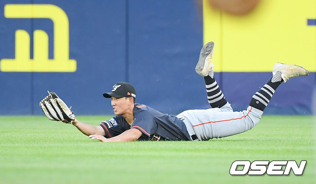 한화 이시원이 다이빙 캐치를 하고 있다. 2021.07.02 /OSEN DB
