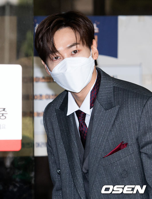 16일 오후 서울 영등포구 여의도 KBS에서 KBS2 ‘유희열의 스케치북’ 촬영이 진행됐다. 슈퍼주니어 은혁이 방송국으로 이동하며 포즈를 취하고 있다. /cej@osen.co.kr