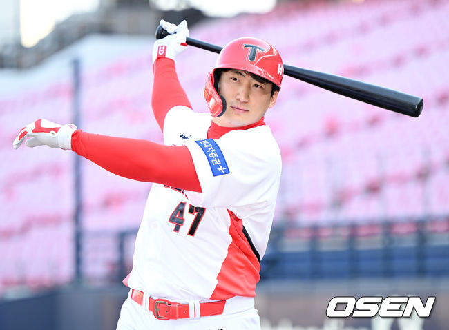 19일 오후 광주 기아챔피언스필드에서 자유계약선수(FA) 계약으로 팀에 합류한 나성범의 입단식이 열렸다.KIA 나성범이 취재진을 향해 포즈를 취하고 있다. 2022.01.19