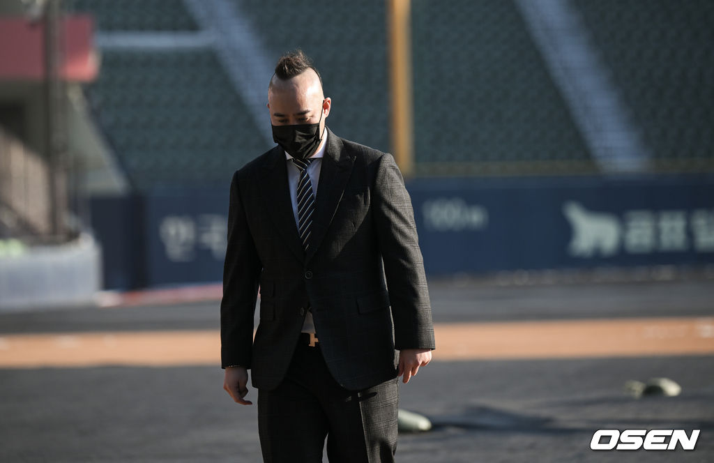 두산베어스 ‘프랜차이즈 스타’ 유희관이 20일 오후 서울 잠실구장에서 은퇴 기자회견을 가졌다.유희관의 통산 성적은 281경기(1410이닝) 101승69패, 평균자책점은 4.58이다. 2013년부터 선발로 정착해 8시즌 연속 유희관이 잠실구장을 둘러본 뒤 그라운드를 빠져나가고 있다. 2022.01.20 / soul1014@osen.co.kr