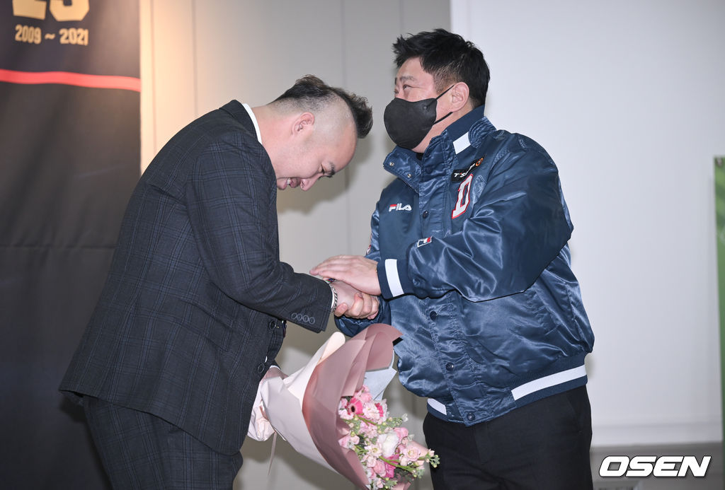 두산 김태형 감독이 은퇴식 갖는 유희관을 다독이고 있다. 2022.01.20 / soul1014@osen.co.kr