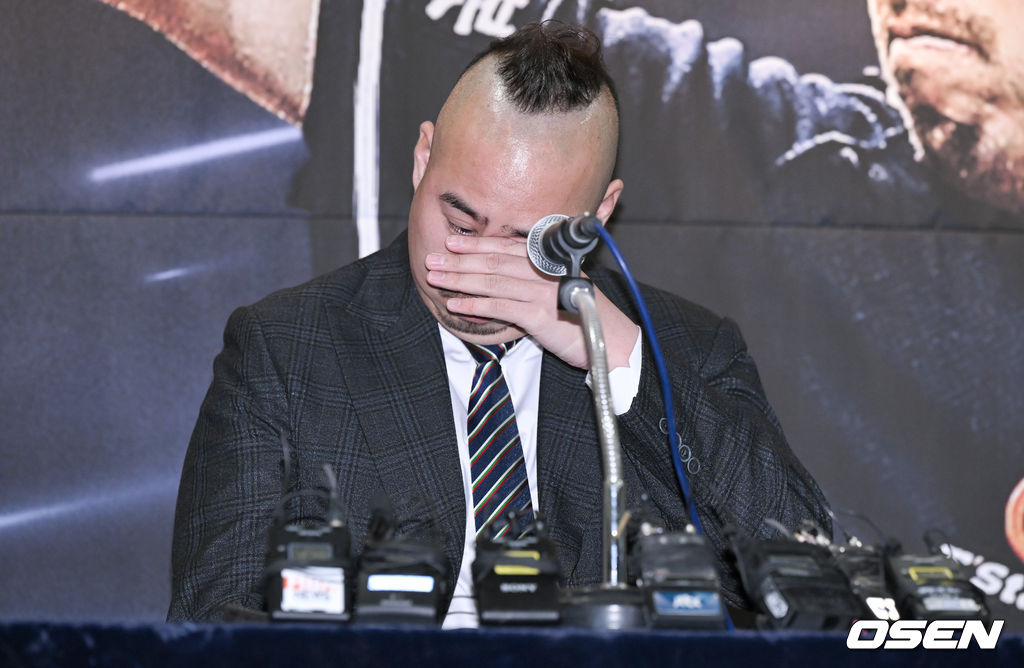 유희관이 기자회견 중 눈물을 보이고 있다. 2022.01.20 / soul1014@osen.co.kr