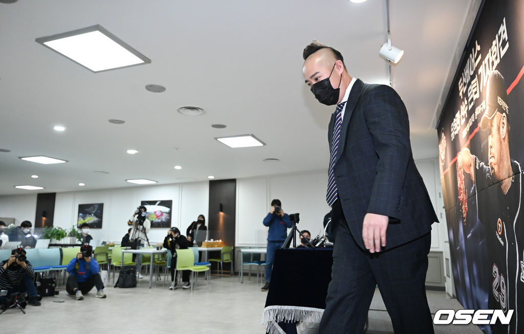 유희관이 기자회견 마치고 퇴장하고 있다. 2022.01.20 / soul1014@osen.co.kr