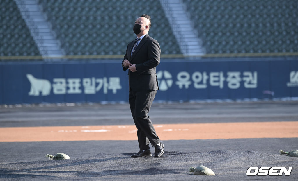 유희관이 마운드를 방문한뒤 생각에 잠겨 있다. 2022.01.20 / soul1014@osen.co.kr