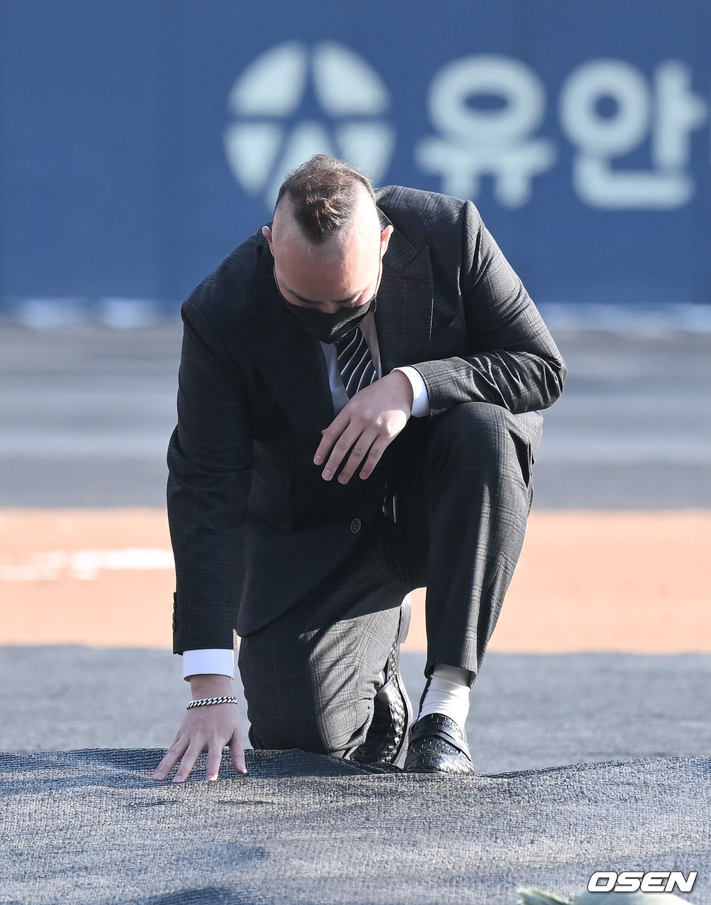 은퇴 기자회견을 마친 유희관이 마운드를 만져보고 있다. 2022.01.20 / soul1014@osen.co.kr