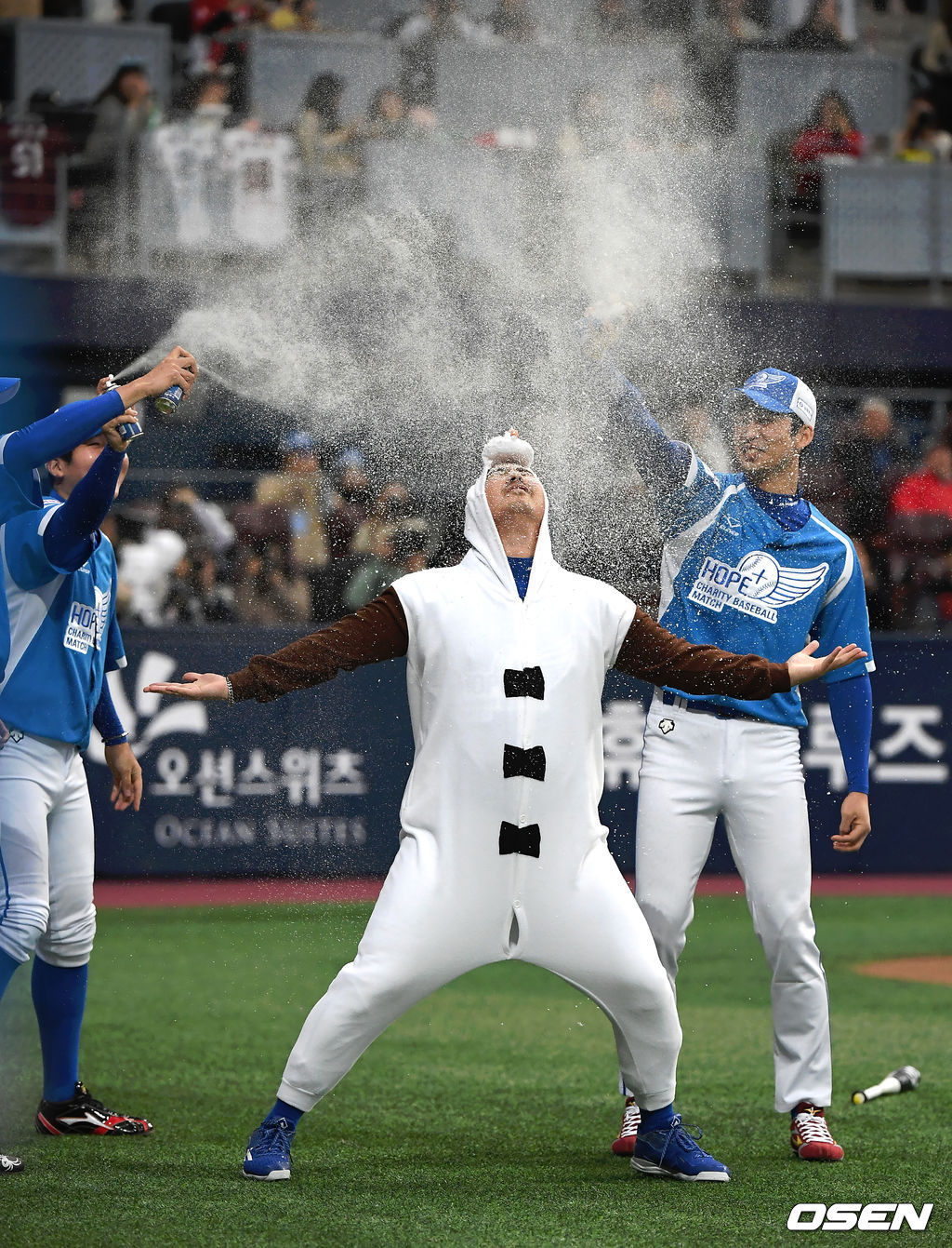 [OSEN DB] 2019 희망더하기 자선야구대회, 1회초 1사 1루 종범신팀 유희관이 타석에 들어서고 있다. /photo@osen.co.kr 