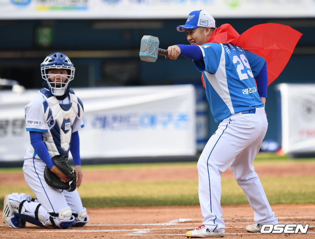 [OSEN DB]레전드야구존과 함께하는 2017 희망더하기 자선야구대회' 2회초 2사 1루 종범신팀 유희관이 영화 '토르'를 흉내내고 있다. / photo@osen.co.kr