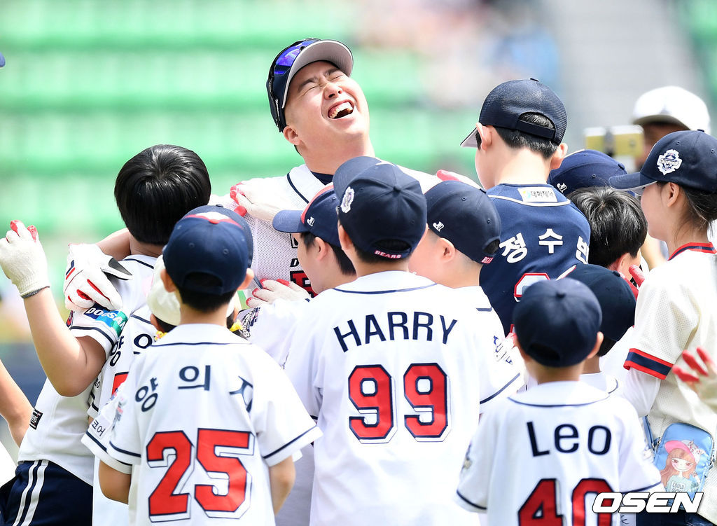 [OSEN DB] 어린이날 행사 어린이 야구팬들과 즐거운 시간 보내는 유희관. /photo@osen.co.kr