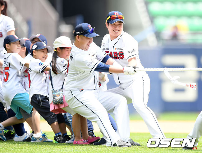 [OSEN DB] 어린이날 행사 어린이 야구팬들과 즐거운 시간 보내는 유희관. /photo@osen.co.kr