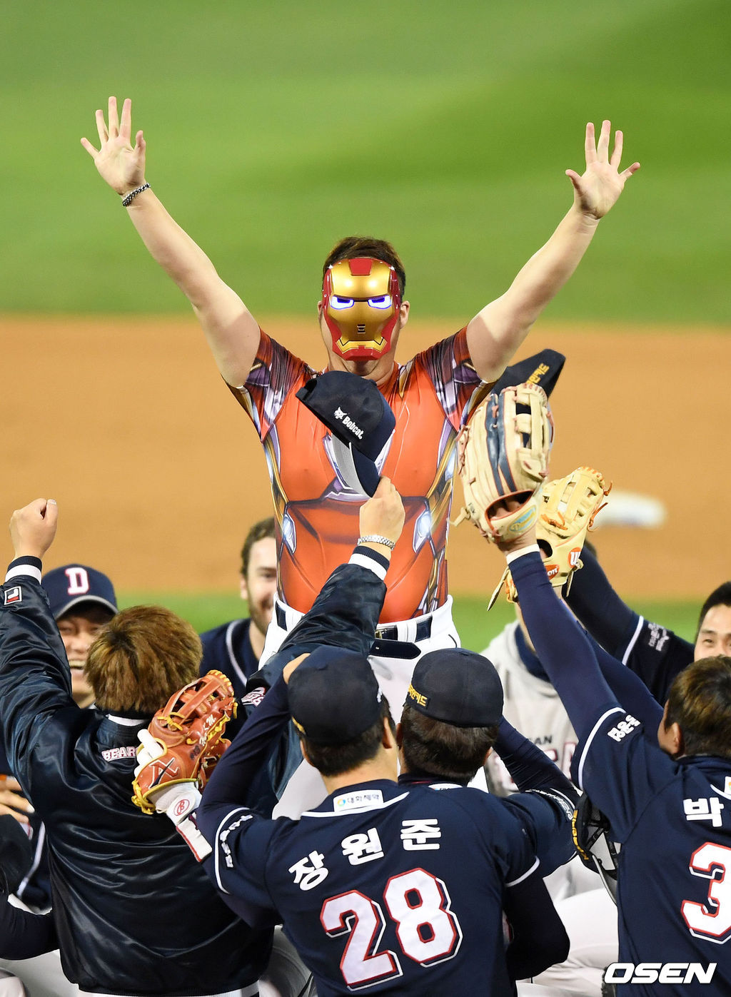 '2016 타이어뱅크 KBO 리그' 한국시리즈 우승을 차지한 두산 유희관이 아이언맨으로 변신해 동료들과 우승 기쁨을 나누고 있다. / jpnews@osen.co.kr