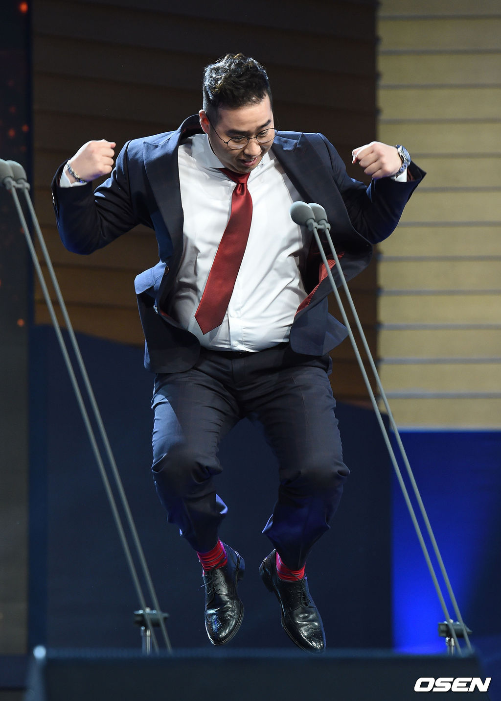 [OSEN DB] 2015 타이어뱅크 KBO 골든글러브 시상식에서 골든포토상을 수상한 유희관이 감격의 순간을 재연하고 있다. / photo@osen.co.kr