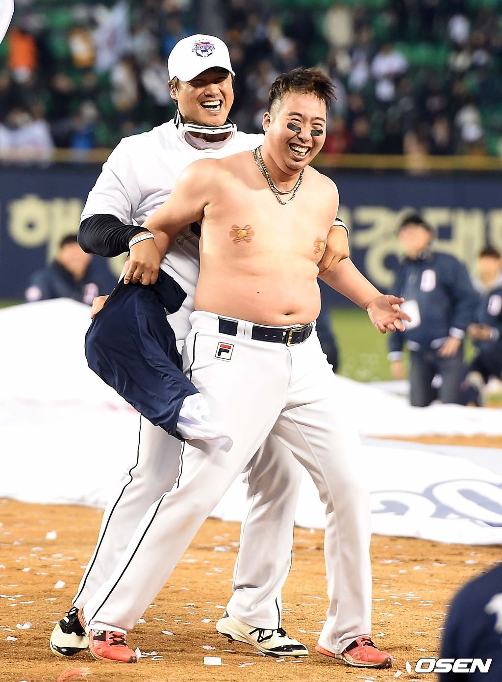 두산 투수 유희관의 상의를 탈의하며 우승 퍼포먼스를 펼치고 있다./ dreamer@osen.co.kr