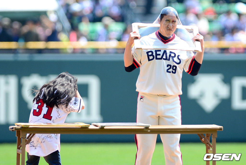 2013 한국야쿠르트 세븐프로야구 두산 베어스와 LG 트윈스의 경기, 경기에 앞서 어린이날을 맞아 열린 그라운드 이벤트에서 두산 유희관이 얼굴로 비닐랩을 뚫고 있다. /sunday@osen.co.kr