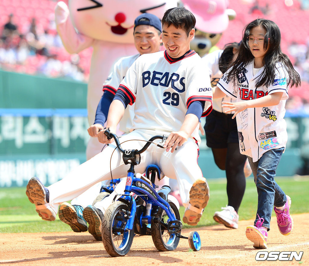 2013 한국야쿠르트 세븐프로야구 두산 베어스와 LG 트윈스의 경기, 경기에 앞서 어린이날을 맞아 열린 그라운드 이벤트에서 두산 유희관이 자전거를 타고 홈으로 들어가고 있다./sunday@osen.co.kr