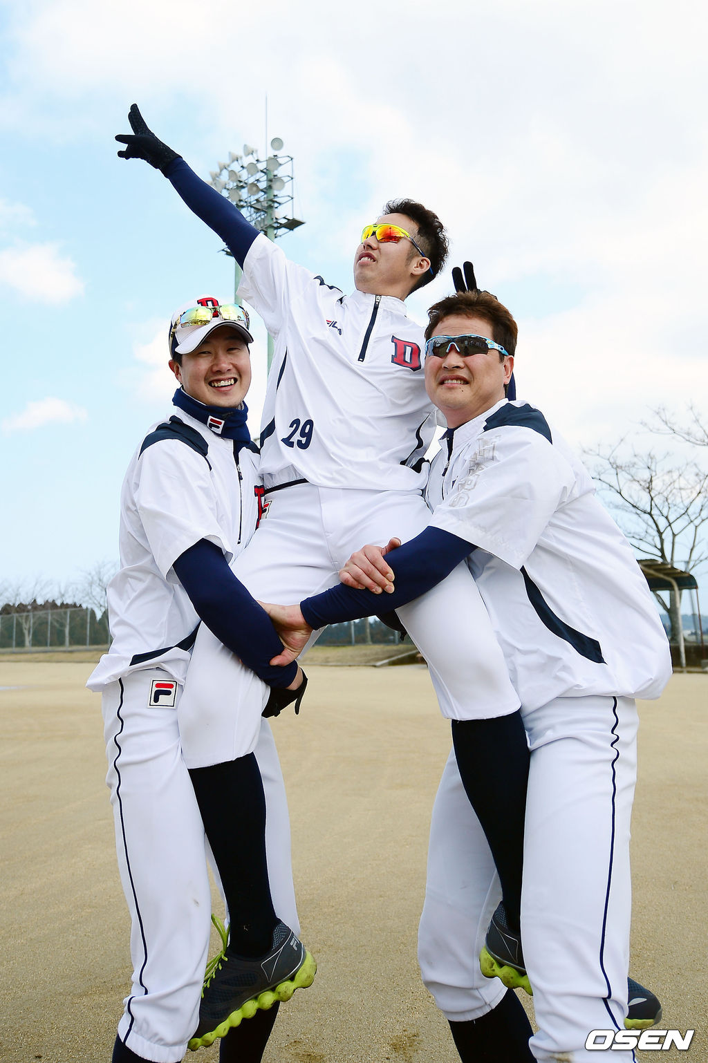 2일 일본 미야자키 기요다케 구장에서 진행된 두산 베어스 2013 미야자키 전지훈련에서 두산 김창훈 유희관 이혜천이 취재진 앞에서 포즈를 취하고 있다. / rumi@osen.co.kr