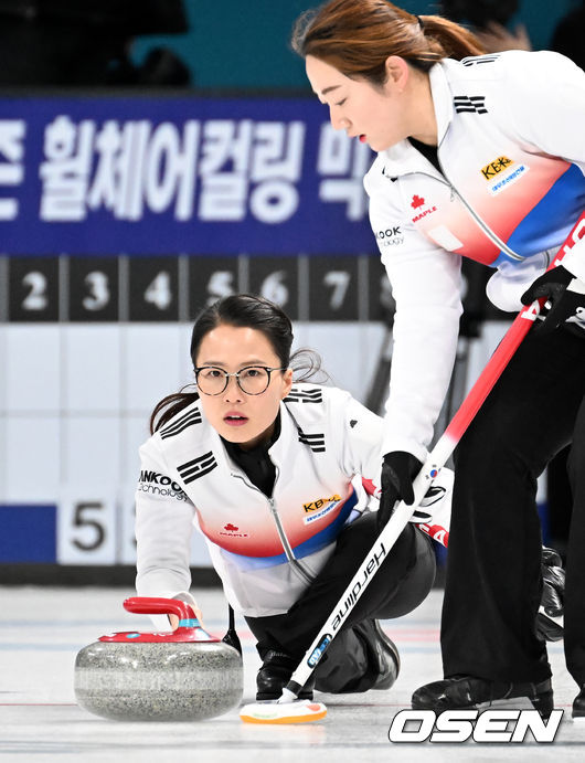 여자 컬링 국가대표팀 '팀 킴' 스킵 김은정이 훈련을 하고 있다. 2022.01.21 / rumi@osen.co.kr