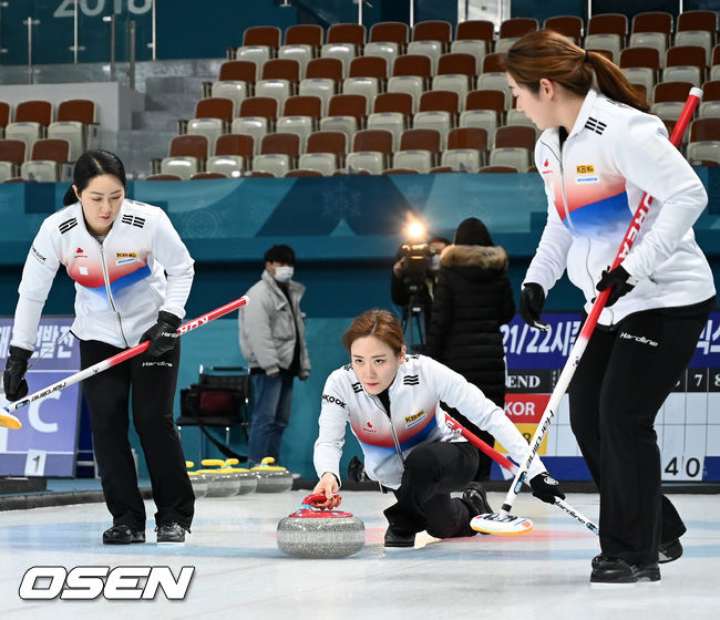 여자 컬링 국가대표팀 '팀 킴'(김선영, 김영미, 김은정, 김초희, 김경애)이 훈련을 하고 있다. 2022.01.21 / rumi@osen.co.kr