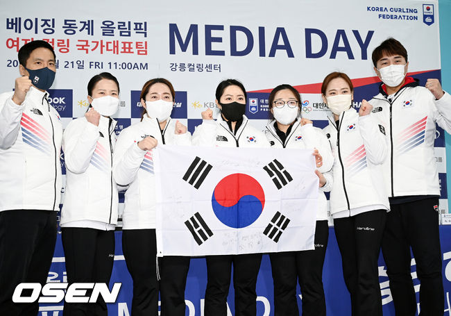 여자 컬링 국가대표팀 '팀 킴'(김선영, 김영미, 김은정, 김초희, 김경애)이 임명섭 감독 및 김용빈 회장과 함께 직접 응원 문구와 사인을 한 태극기를 들고 포토타임을 갖고 있다. 2022.01.21 / rumi@osen.co.kr