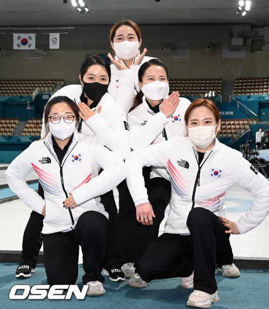 여자 컬링 국가대표팀 '팀 킴'(김선영, 김영미, 김은정, 김초희, 김경애)이 포토타임을 갖고 있다. 2022.01.21 / rumi@osen.co.kr