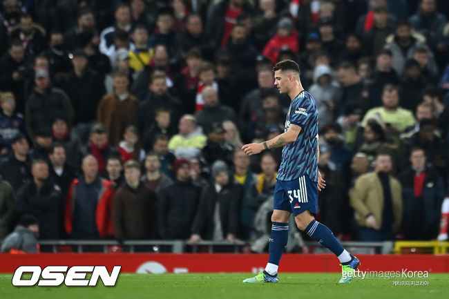 [사진] 퇴장당하는 그라니트 자카 /  ⓒGettyimages(무단전재 및 재배포 금지)