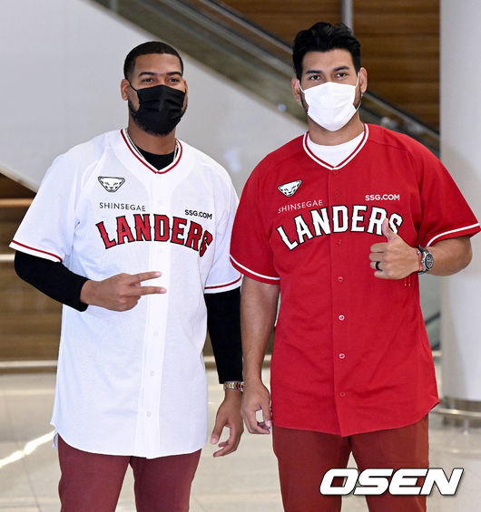 21일 오후 인천 중구 운서동 인천국제공항을 통해 SSG 랜더스 폰트, 새 외국인 투수 노바가 입국했다.이반 노바는 우완 투수로 메이저리그 통산 90승을 올린 베테랑이다. SSG는 계약금 15만달러, 연봉 75만 달러(옵션 10만 달러) 등 총 100만달러에 그와 계약했다. 노바는 지난해는 등판이 없었지만 지난 2010년부터 11시즌간 메이저리그에서 150이닝 이상을 출전하며 꾸준한 기량을 뽐냈다. 2020시즌에 이어 2021 시즌도 SSG와 폰트는 계약금 20만달러, 연봉 110만 달러(옵션 20만달러) 등 총 150만달러에 재계약했다. 폰트는 2021시즌 25경기 선발로 출전해 8승 5패 평균자책점 3.46의 성적을 거뒀다. SSG 노바, 폰트가 취재진을 향해 포즈를 취하고 있다. 2022.01.21 /ksl0919@osen.co.kr